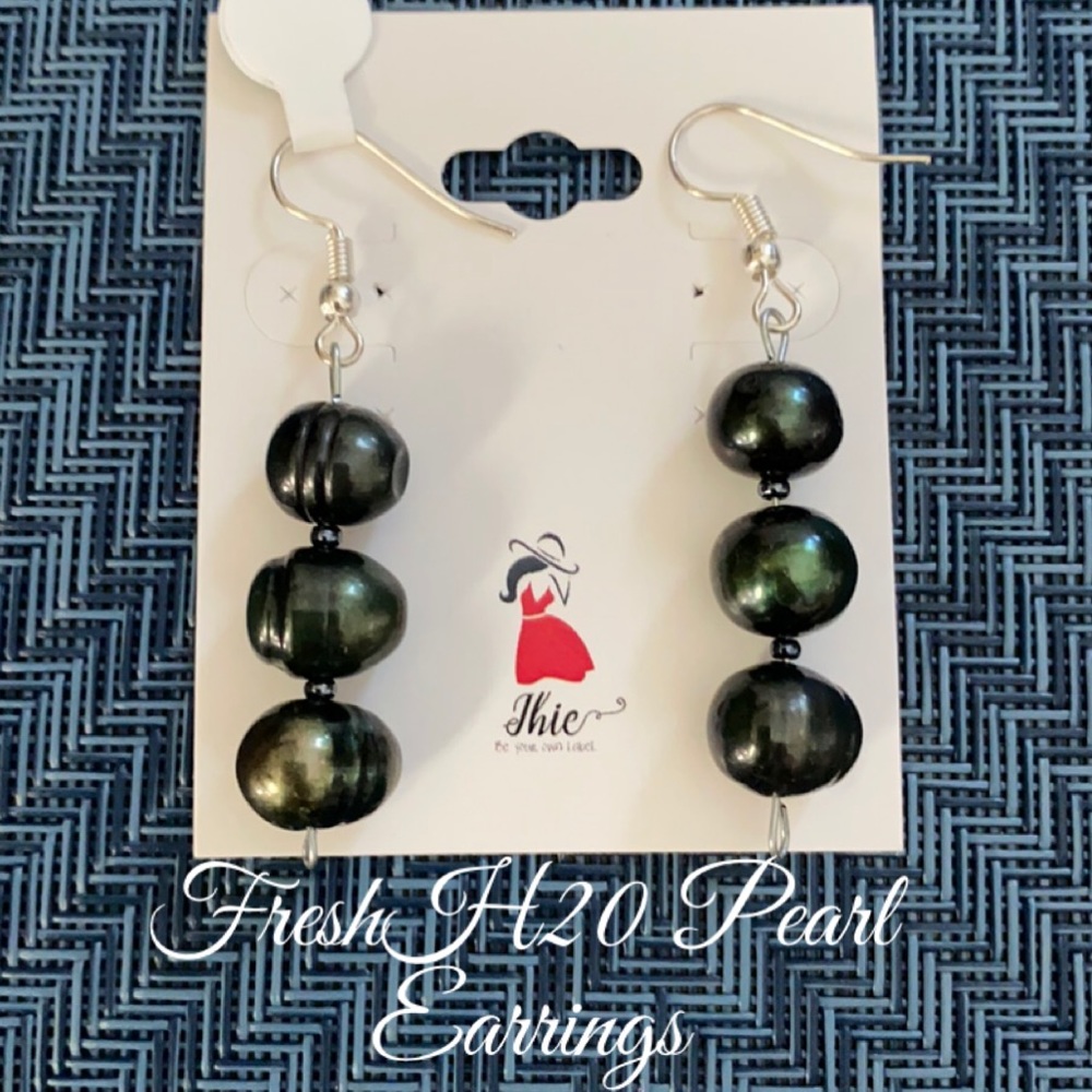 🆕Black/Greenish Pearls Earrings ⭐️